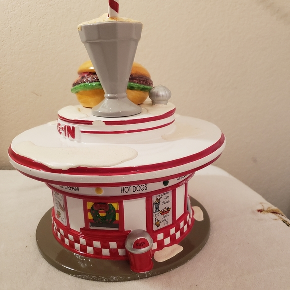 Dept 56: Dinah's Drive In- Snow Village Series;  1993 Retired 1996 - Picture 4 of 10
